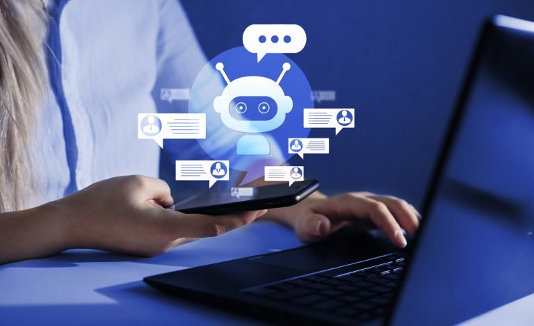 Pessoa usando celular com ícones de robô e conversas