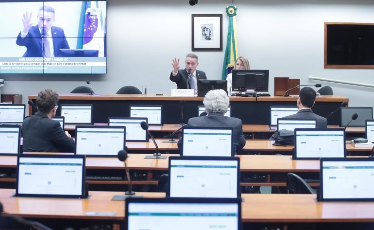 Deputados reunidos em uma sala