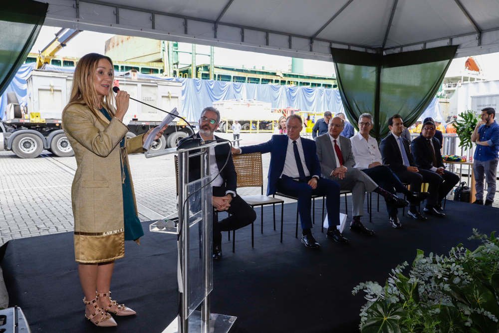 Embarque do primeiro carregamento de lítio da Sigma Lithium foi acompanhado pela presidente da mineradora, Ana Cabral, e autoridades como (sentado, a partir do 2º da esq. para dir.): o governador capixaba Renato Casagrande, o vice-presidente Geraldo Alckmin e o governador mineiro Romeu Zema (Foto: Cristiano Machado/Imprensa MG)
