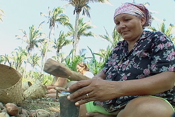Mulheres quebrando coco babaçu