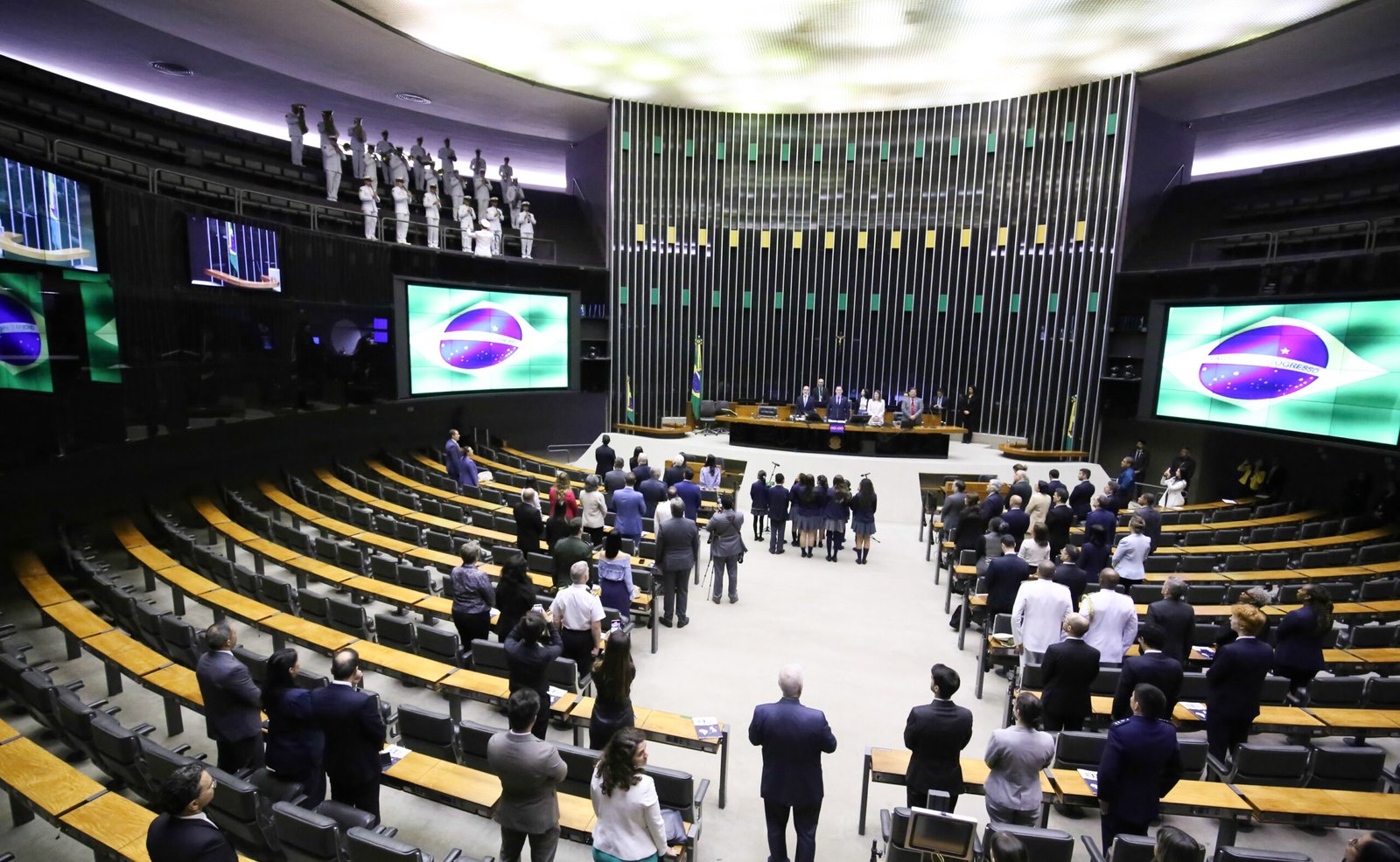 Deputados reunidos no Plenário da Câmara