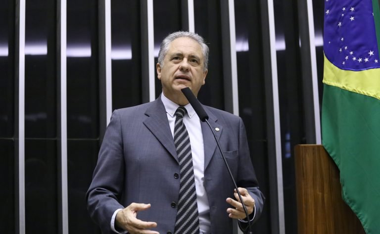 Deputado Carlos Zarattini fala ao microfone