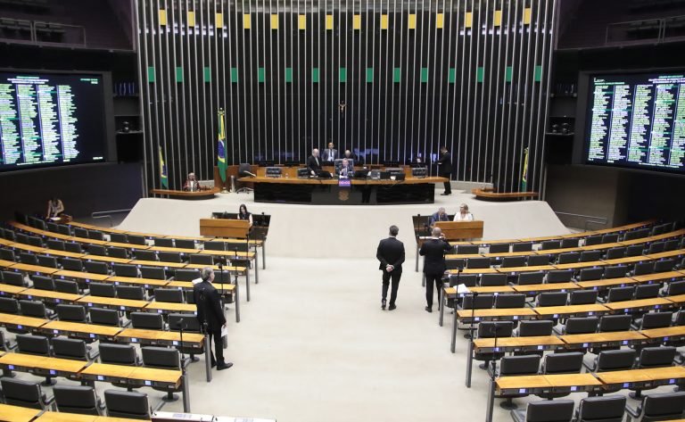 Discussão e votação de propostas legislativas.