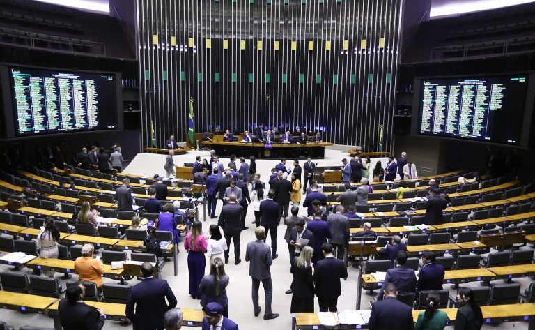 Discussão e votação de propostas legislativas.