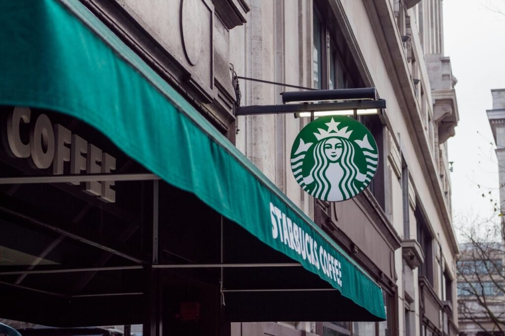 Na ação, a organização pede à Starbucks mais de USD 200 milhões (o equivalente a R$ 1,1 bilhão) em indenizações aos trabalhadores (Foto: Pexels/Dom J)