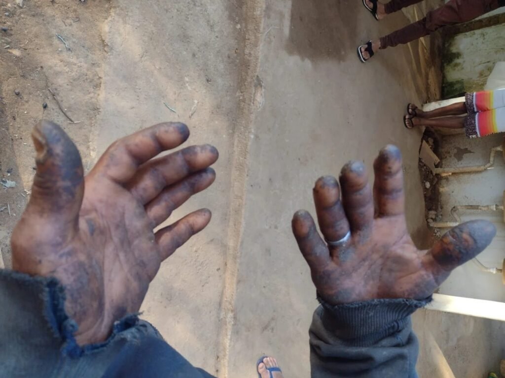 Workers rescued from Fazenda Floresta reported that personal protective equipment, such as gloves and boots, was deducted from their wages, which violates Brazilian labor law (Photo: Archive/ADERE)