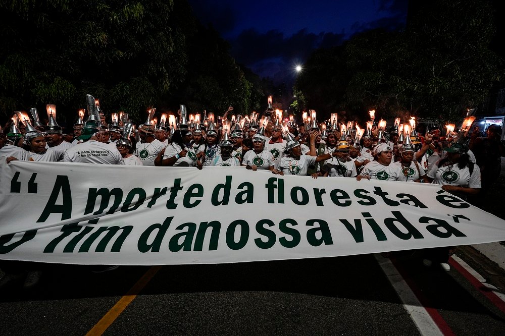 Lideranças extrativistas e apoiadores protestam usando porangas na cabeça durante a marcha 'Porangaço dos Povos da Floresta', em celebração aos 40 anos de atuação do Conselho Nacional das Populações Extrativistas (Foto: Fernando Martinho/Repórter Brasil)