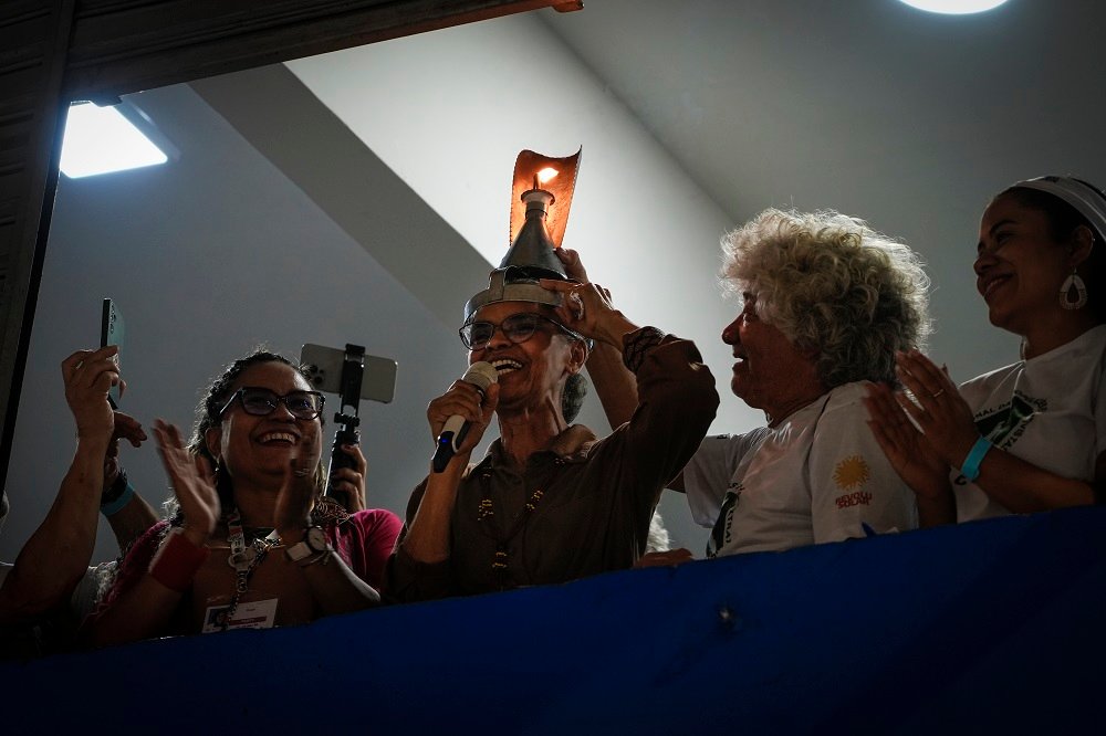 A Ministra do Meio Ambiente e Mudança do Clima, Marina Silva, coloca uma poranga na cabeça relembrando seus tempos de seringueira no Acre, ao final da marcha 'Porangaço dos Povos da Floresta', que celebrou os 40 anos de atuação do Conselho Nacional das Populações Extrativistas (Foto: Fernando Martinho/Repórter Brasil)