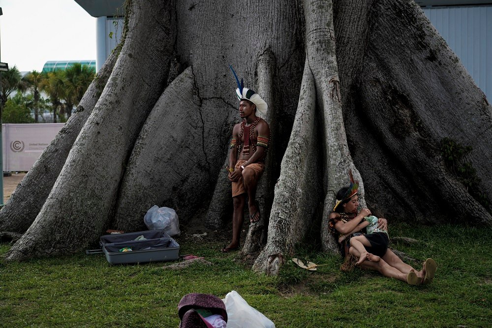 Indígenas Pataxó descansam em árvore na entrada da Zona Azul (Foto: Fernando Martinho/Repórter Brasil)