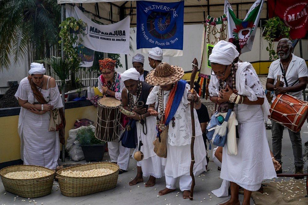 Cerimônia inter-religiosa na sede do Ministério Público Federal, em Belém, durante a abertura do Tribunal dos Povos contra o Ecogenocídio, evento paralelo à COP30 (Foto: Fernando Martinho/Repórter Brasil)