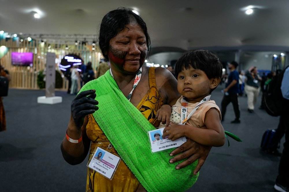 Jovem Kayapó com seu crachá (e seu bebê) na zona azul (Foto: Fernando Martinho/Repórter Brasil)