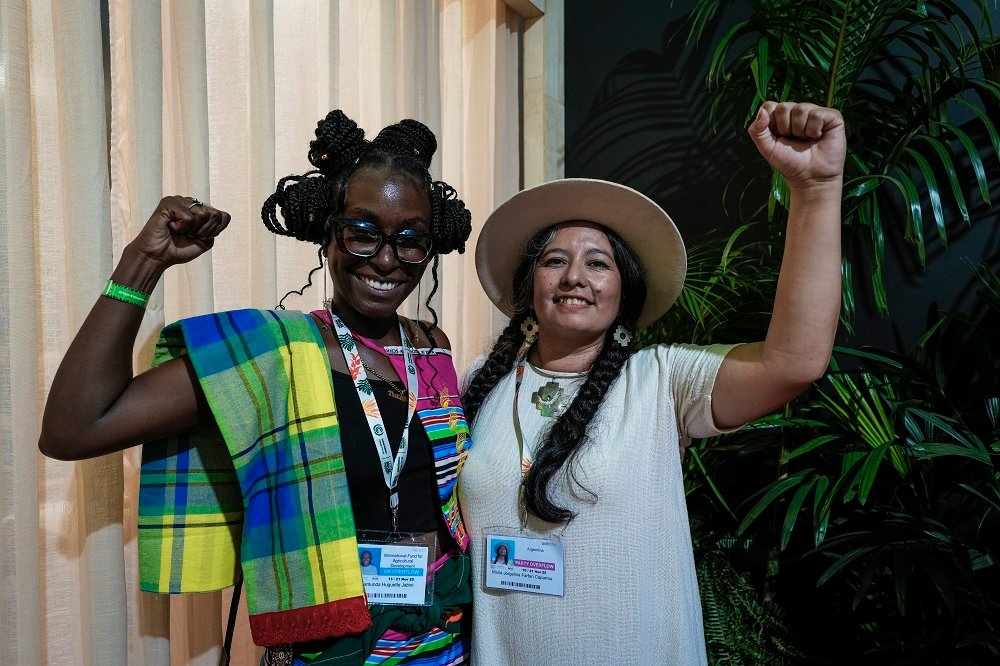 As ativistas Samunda Jabini, do Suriname, e Maria Caparros, da Argentina (da esq. para dir.); lideranças mulheres sul-americanas debatem mineração em seus territórios (Foto: Fernando Martinho/Repórter Brasil)
