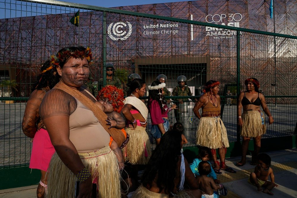 Maria Leusa Munduruku amamenta seu bebê Junior durante protesto dos Munduruku na entrada da Blue Zone (Foto: Fernando Martinho/Repórter Brasil)