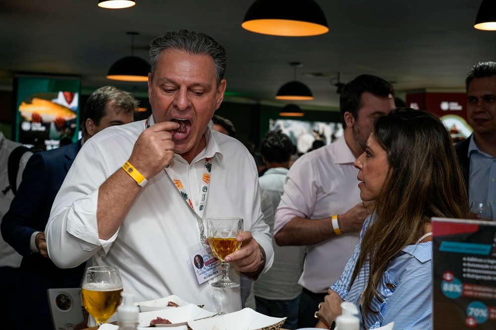 O ministro da Agricultura, Carlos Fávaro, recusou dar entrevistas no churrasco da Abiec e disse que estava em “momento de lazer” (Foto: Fernando Martinho/Repórter Brasil)