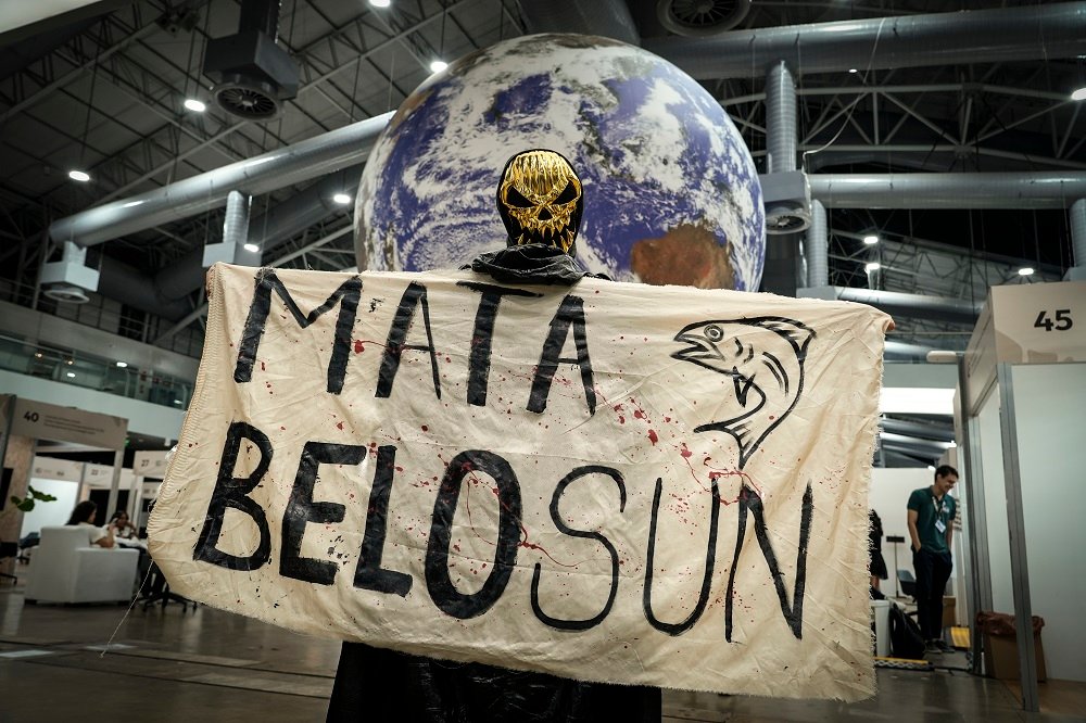 Protesto na Blue Zone contra a mineradora Belo Sun, que planeja instalar a maior mina de ouro a céu aberto do mundo na região de Altamira, às margens do rio Xingu (Foto: Fernando Martinho/Repórter Brasil)