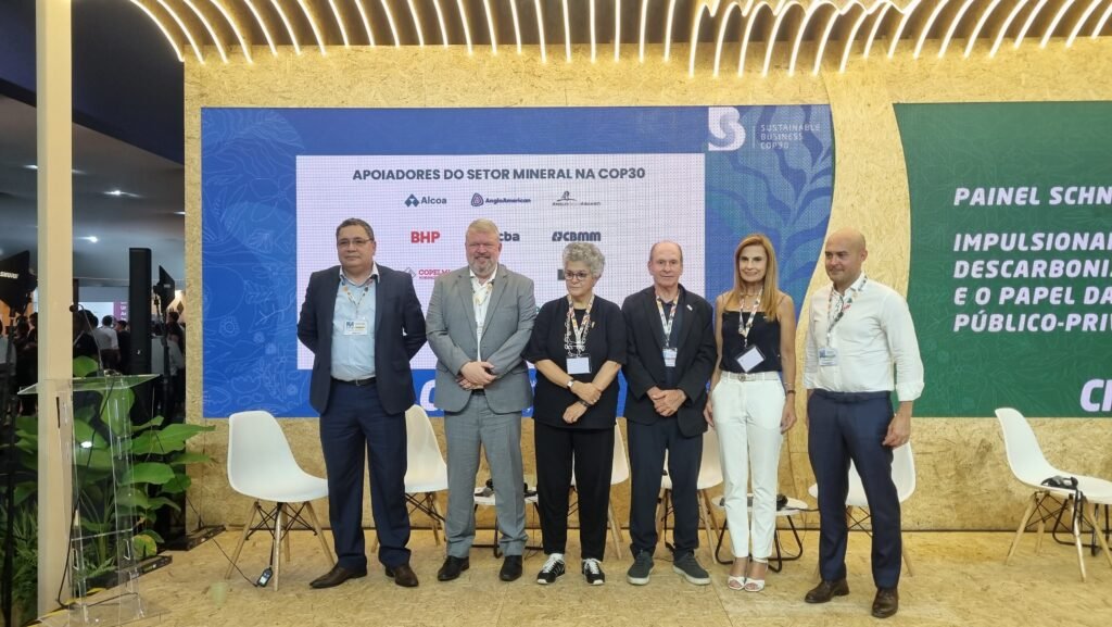 Daniel Abdo, da Sigma (à esq), participou de painel na COP30 com representantes da Alcoa, Ibram, Hydro e Izabella Teixeira (Foto: Isabel Harari/ Repórter Brasil)