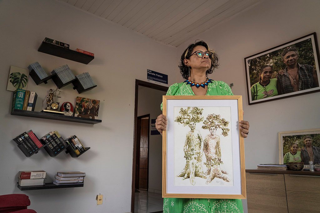 Marabá, Pará, Brasil 26-09-2023 Retrato de Claudelice dos Santos, coordenadora do Instituto Zé Cláudio e Maria. Série de reportagens do projeto Pulitzer Center sobre violência no campo. Percorremos assentamentos e acampamentos em várias cidades do Mato Grosso e Pará, mostrando como a política do governo do ex–presidente Jair Bolsonaro amplificou a violência na Amazônia. ©Foto: Fernando Martinho