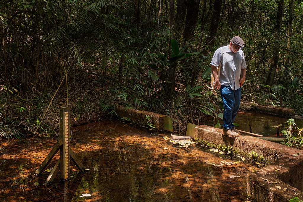 O advogado Danilo Chamas observa a captação de água construída pela comunidade de Jangada (Foto: Tamás Bodolay/Repórter Brasil)