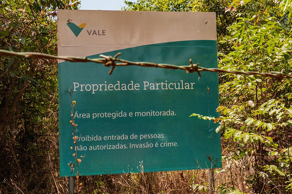 Apesar de arrendada pela Itaminas, as placas de identificação da Mina da Jangada permanecem indicando a propriedade da Vale, inclusive a que está no terreno onde fica a captação de água da comunidade (Foto: Tamás Bodolay/Repórter Brasil)