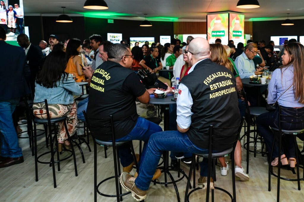 Local do churrasco da indústria de carne na Agrizone estava lotado: pecuaristas, políticos, técnicos e motoristas estavam entre os presentes (Foto: Fernando Martinho/Repórter Brasil)
