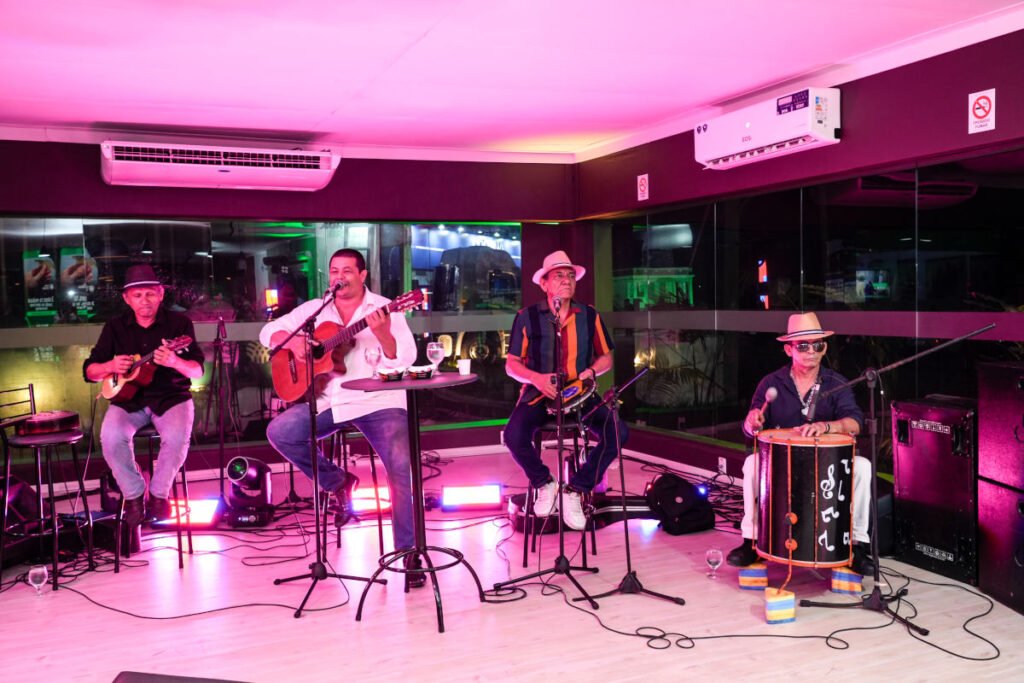 A banda Frutos da Nossa Terra tocou no churrasco do agro clássicos da da MPB, como 'O bêbado e o equilibrista (Foto: Fernando Martinho/Repórter Brasil)