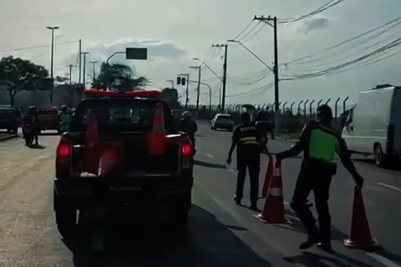 caminhao bate poste marechal rondon barueri