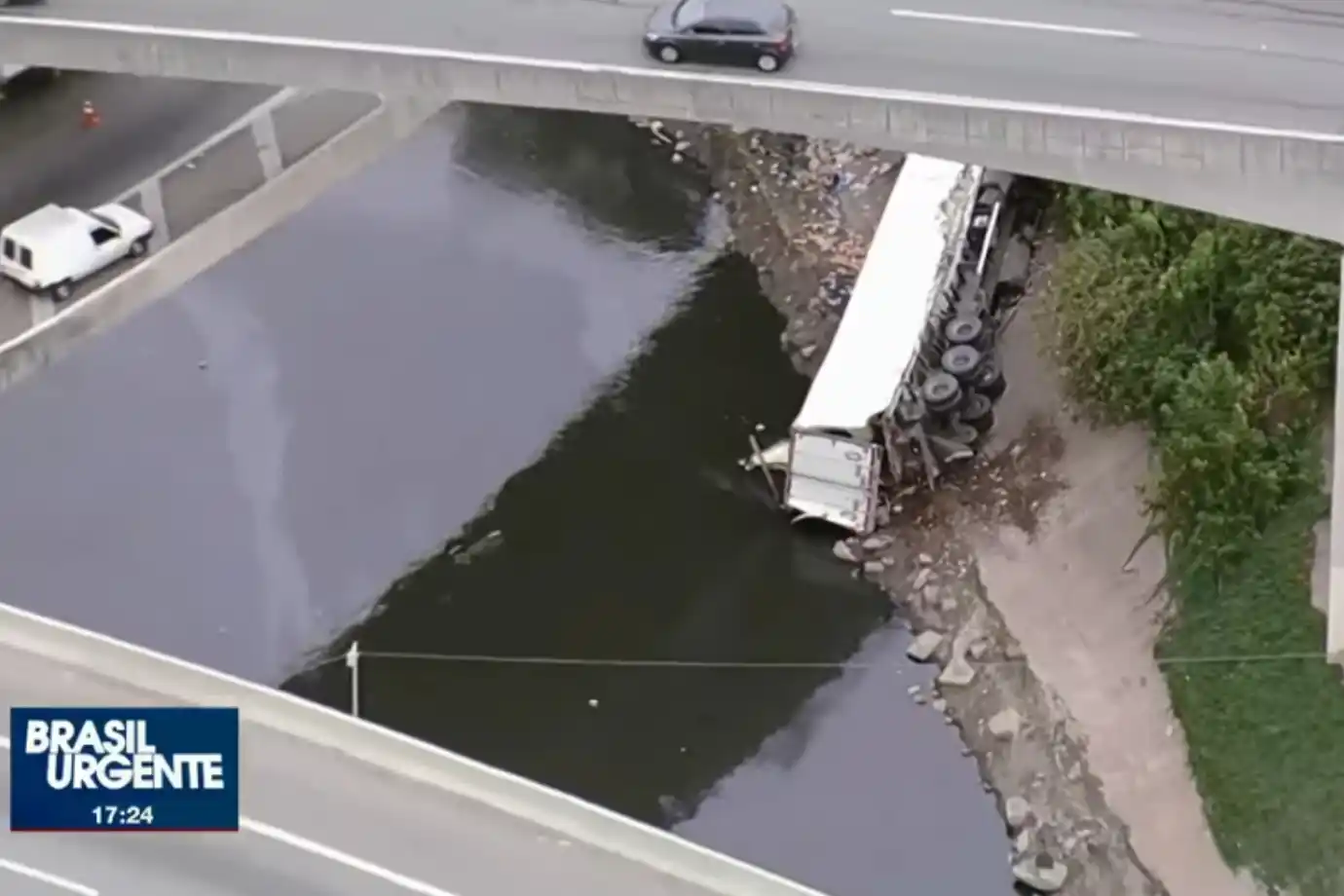 caminhão cai de ponte marginal tietê