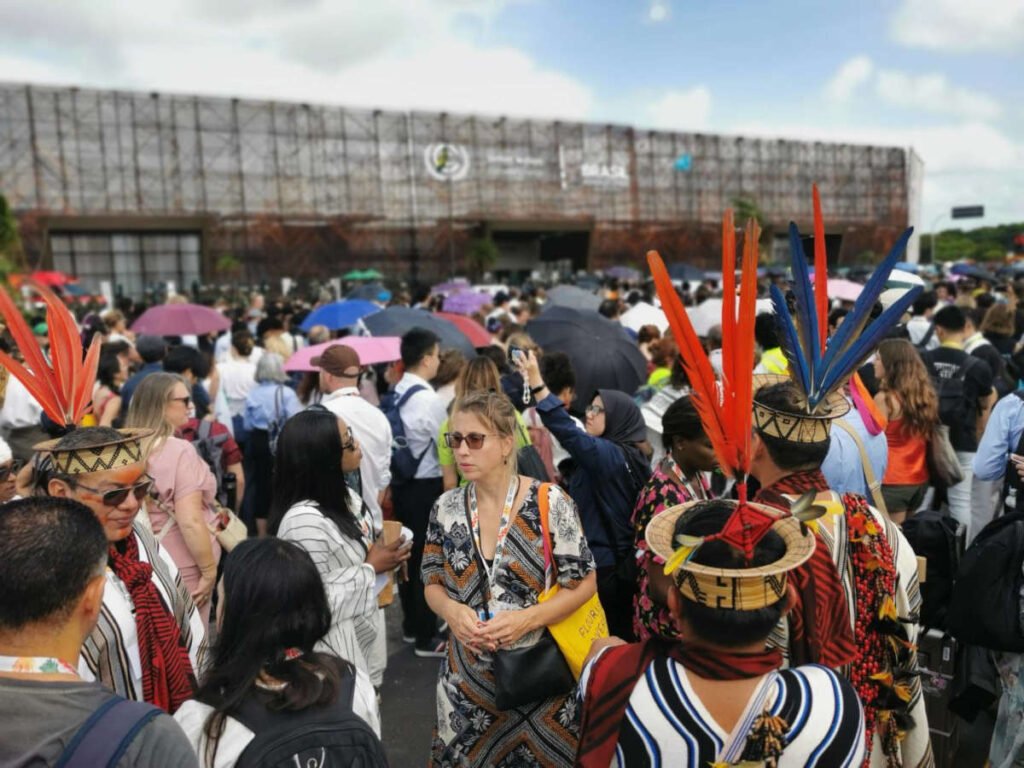 Dezenas de pessoas se aglomeraram em frente à Blue Zone durante o protesto Munduruku (Foto: Fernando Martinho/Repórter Brasil)