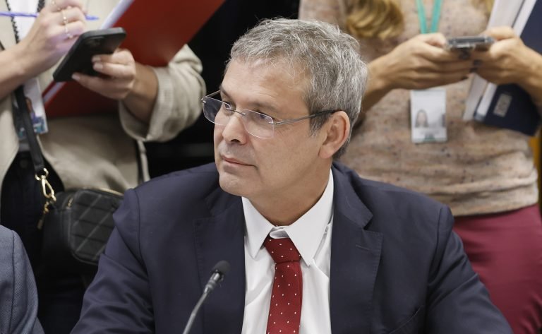 Depuado Lindbergh Farias em reunião de comissão