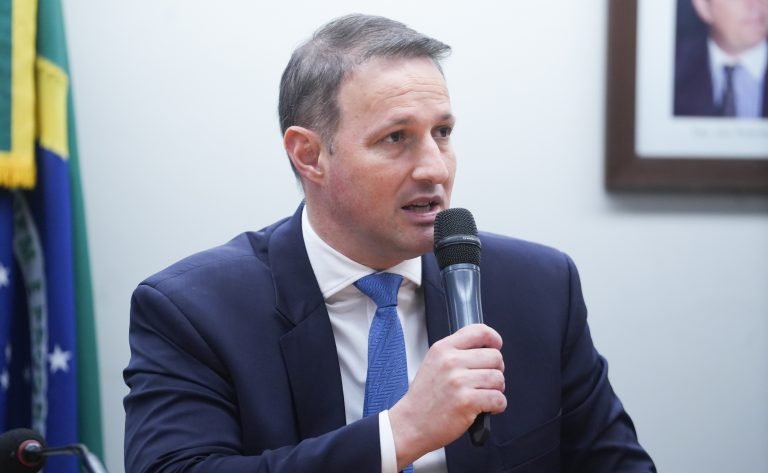 Deputado Derrite participa de reunião de comissão