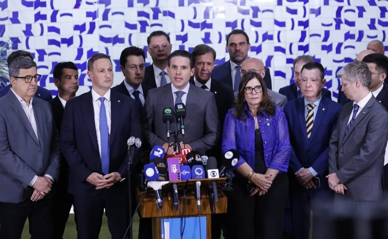 Motta e Derrite concedem entrevista ao lado de deputados da oposição