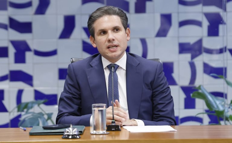 Motta preside a reunião de líderes