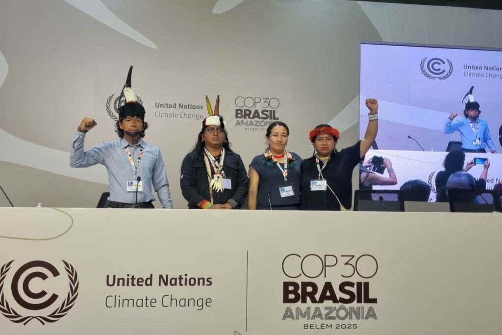 Indígenas do Equador e Brasil exigem fim da dependência com combustíveis fósseis. Da esquerda para a direita, Luis Canelos, Juan Bay, Jessika Garcia e Luene Karipuna. (Foto: Isabel Harari/ Repórter Brasil)