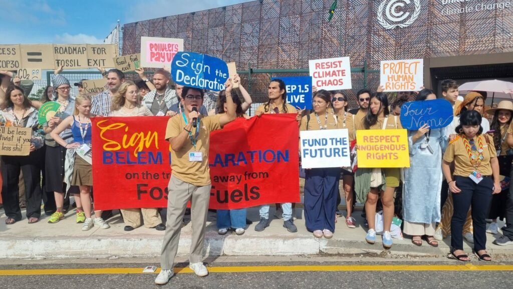 Manifestantes pedem o fim da dependência dos combustíveis fósseis em ato na frente da Zona Azul da Cúpula do Clima (Foto: Isabel Harari/ Repórter Brasil)