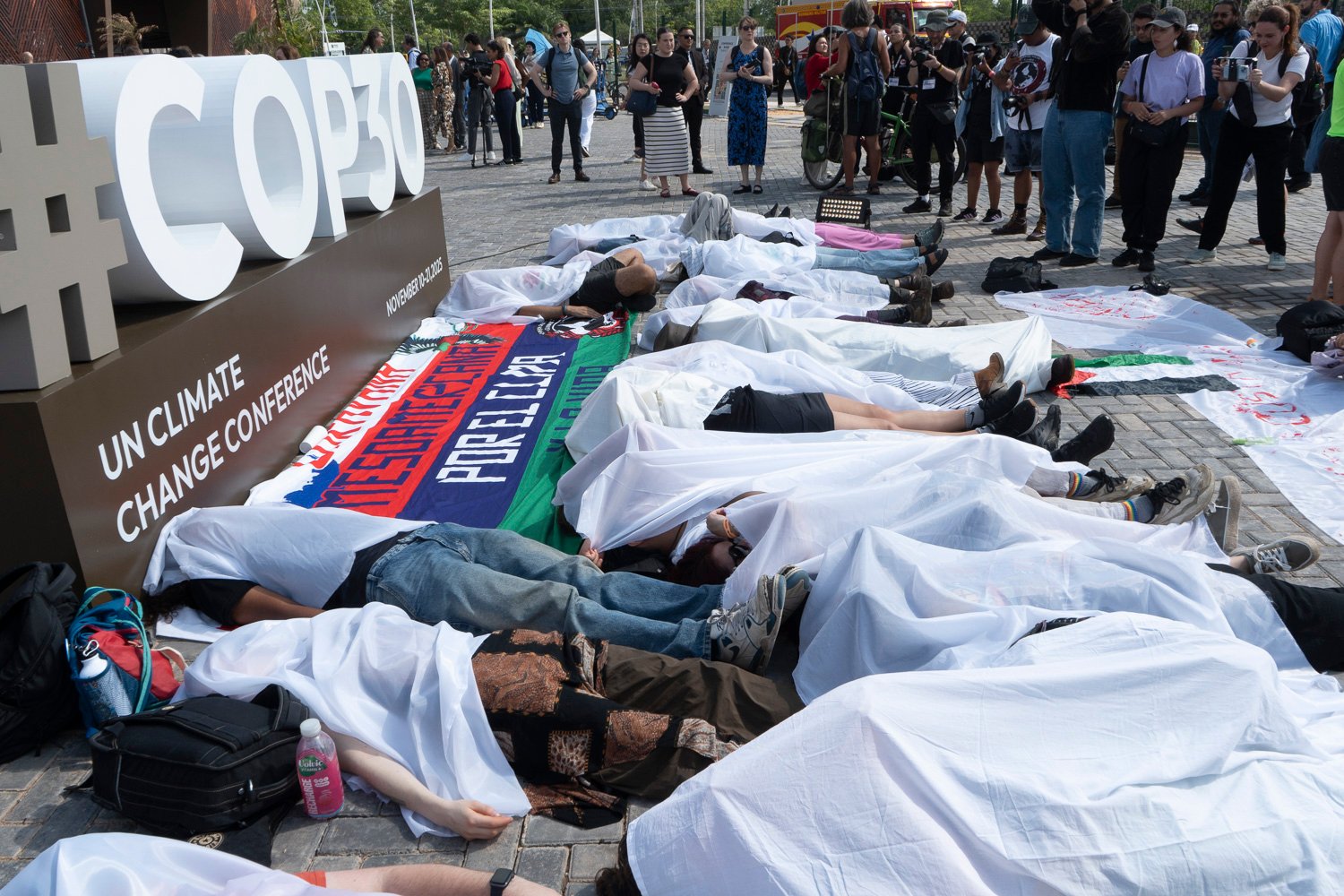 Manifestantes protestam na COP30 contra o desaparecimento de defensores do meio ambiente no México (Foto: Juliana Pesqueira/Amazônia Real)