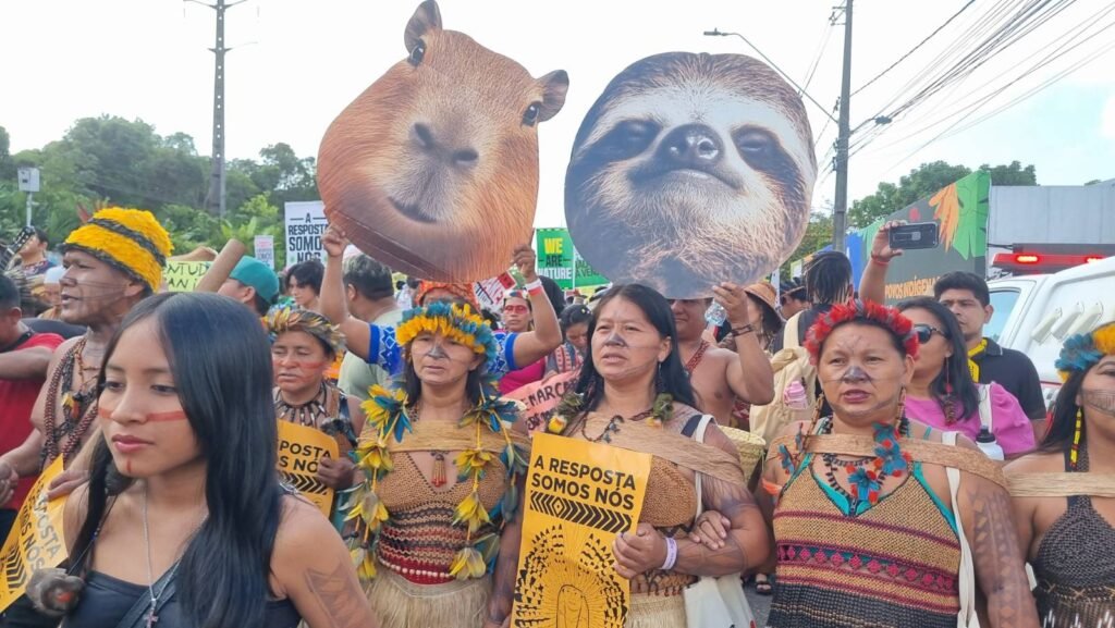 'A resposta somos nós' era o mote da manifestação indígena na manhã desta segunda-feira em Belém (Foto: Isabel Harari/Repórter Brasil)