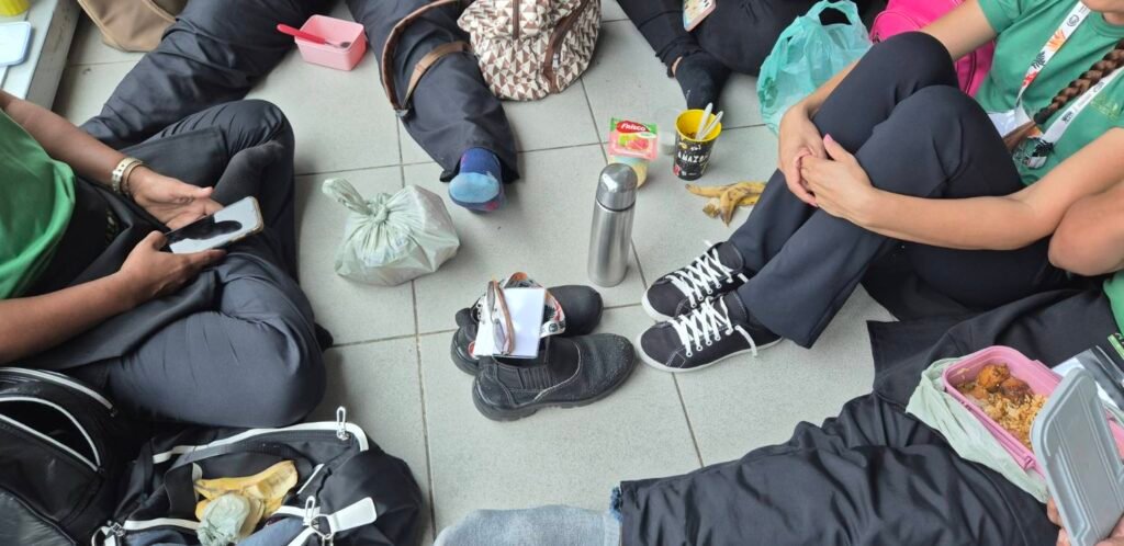 “Ficaram de disponibilizar uma tenda pra gente, mas até hoje eles não disponibilizaram”, diz funcionário de terceirizada (Foto: Hélen Freitas/Repórter Brasil)