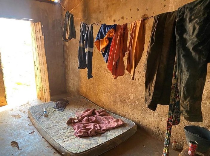 Os alojamentos dos trabalhadores de extração de sisal ficavam em ruínas de casas antigas destruídas, com paredes comprometidas e cobertura de telhas incompletas (Foto: Reprodução/MTE)