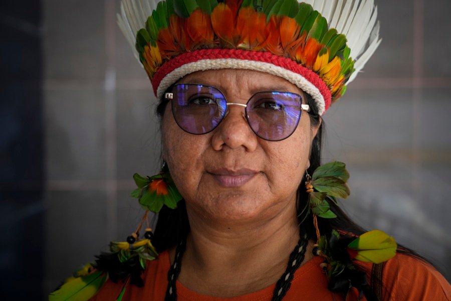 Na COP30, a cacica Yuna Miriam Tembé afirma que a expansão do dendê invadiu o Vale do Acará, a 100 km da capital paraense (Foto: Fernando Martinho/Repórter Brasil)