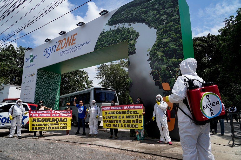 Ativistas protestam contra a fabricante de agrotóxicos Bayer, na entrada da Agrizone, espaço montado pela Embrapa e pela CNA dedicado ao agronegócio durante a COP (Foto: Fernando Martinho/Repórter Brasil)