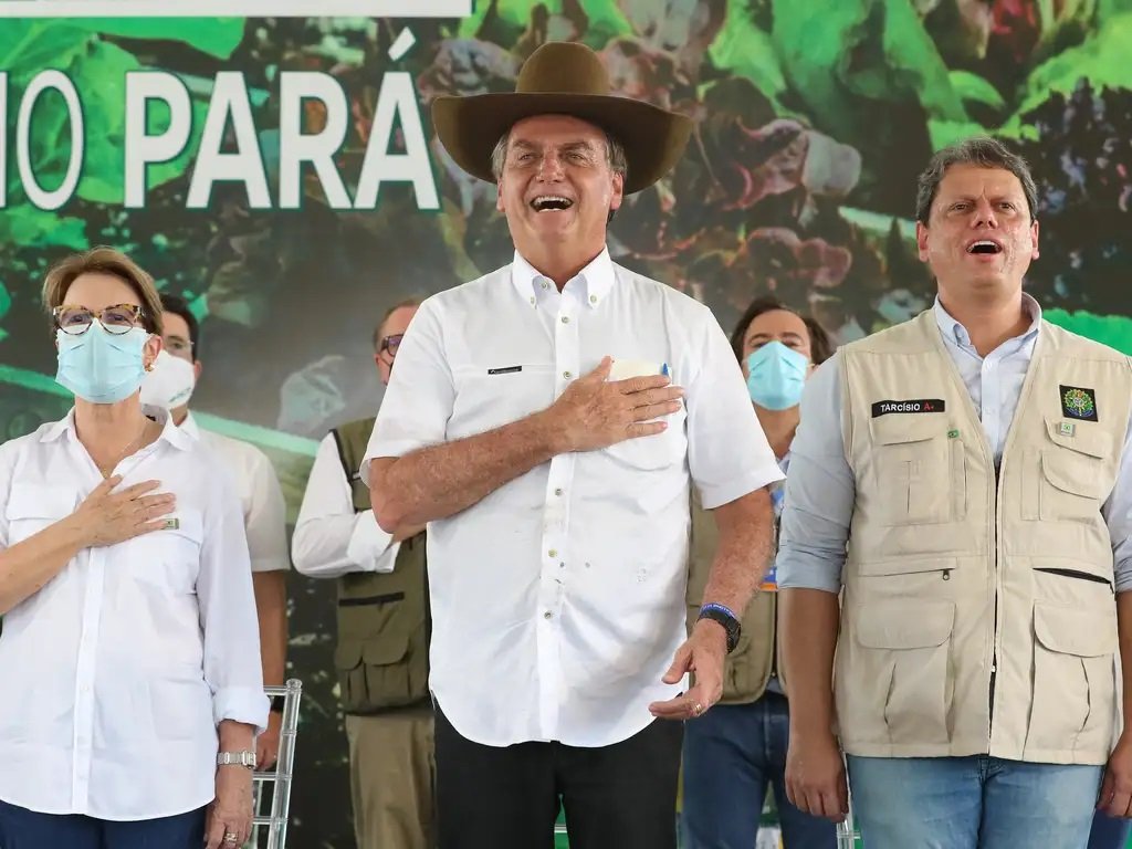 Bolsonaro participa da entrega de títulos de propriedade rural em Marabá em 2021, ao lado dos então ministros Tereza Cristina (Agricultura) e Tarcísio de Freitas (Infraestrutura). Atrás de Bolsonaro está Nabhan Garcia (Foto: Isac Nóbrega/PR)