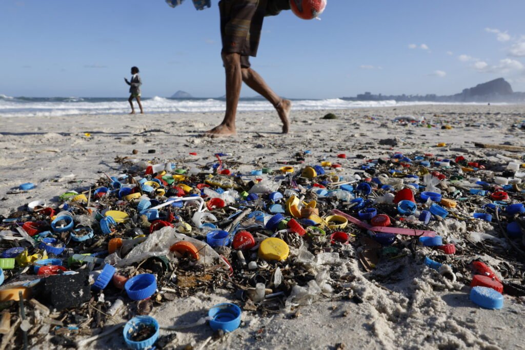 Resíduos plásticos na praia do Leme, no Rio de Janeiro (Foto: Fernando Frazão/Agência Brasil)