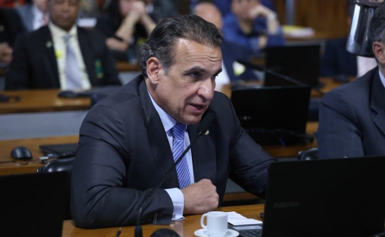 Dispõe sobre a isenção da cobrança da taxa de verificação Inicial e subsequente de taxímetro. Dep. Hugo Leal (PSD - RJ)