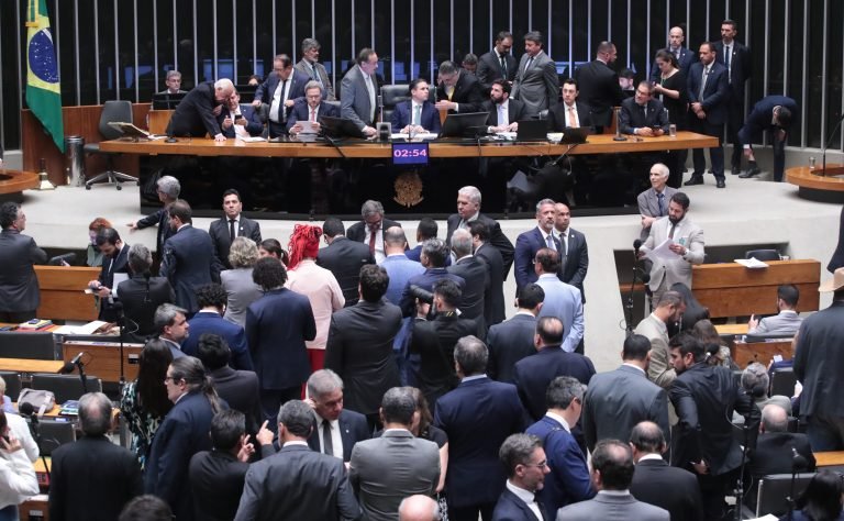 Discussão e votação de propostas legislativas.