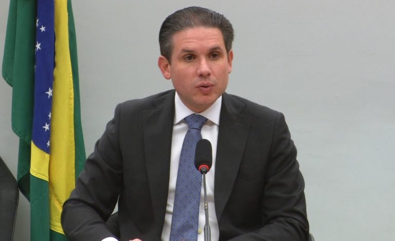 Motta discursa em evento