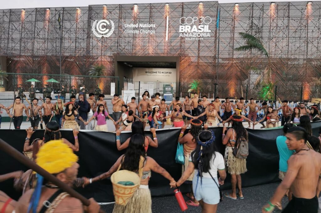 Indígenas Munduruku bloqueiam entrada da Blue Zone e cobram reunião urgente com Lula (Foto: Fernando Martinho/Repórter Brasil)