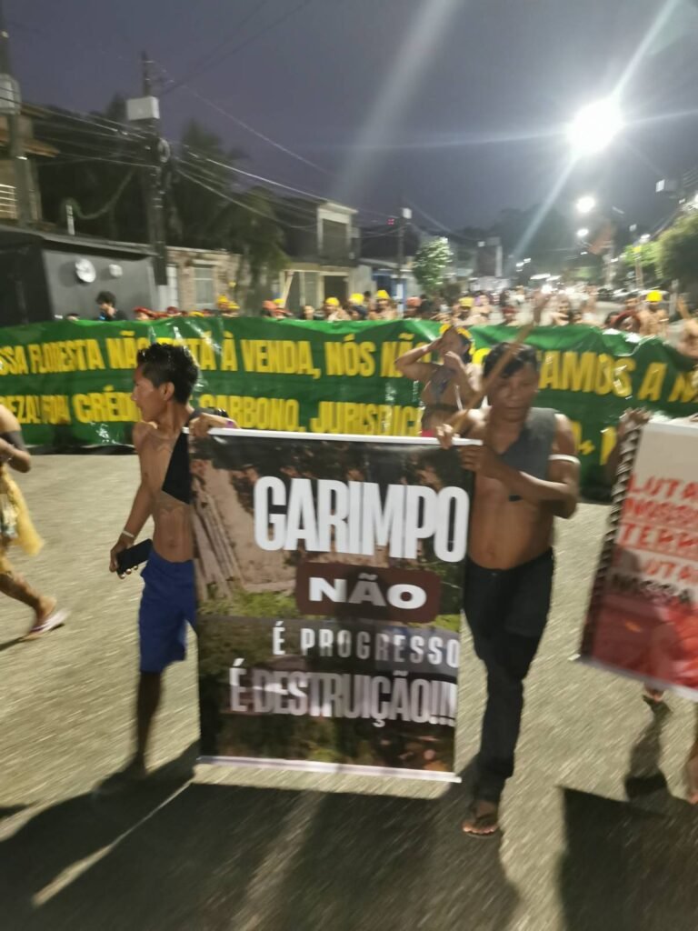 Os manifestantes pedem revogação do Decreto 12.600/2025, cancelamento do projeto da Ferrogrão e proteção contra grandes empreendimentos dentro do território (Foto: Fernando Martinho/Repórter Brasil)