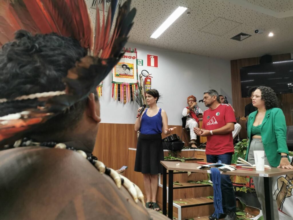 A jornalista da Repórter Brasil Ana Aranha, que dirigiu o documentário "Pau D'Arco", presta depoimento sobre o assassinato de Fernando dos Santos Araújo (Foto: Fernando Martinho/Repórter Brasil)