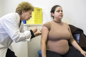 Osasco inclui vacinação para gestantes contra bronquiolite no drive-thru deste sábado