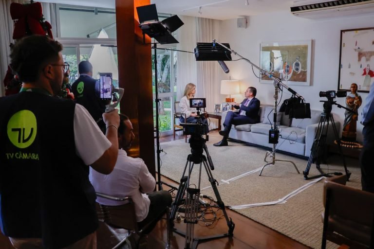 Hugo Motta concede entrevista na residência oficial da Câmara